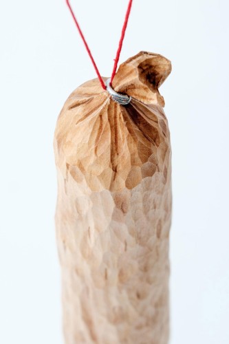 „Vegan“ 2025, Linde, Schnur, Metall, 32 x 4,3 cm 